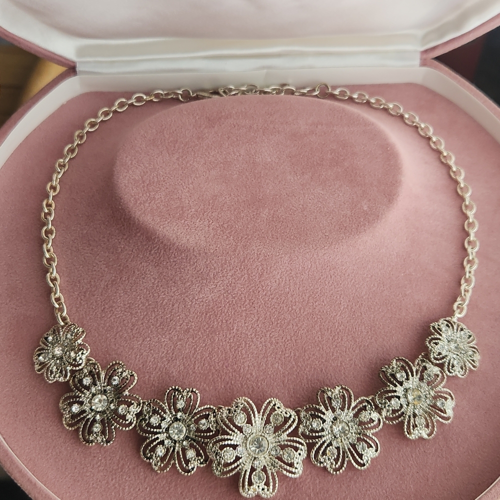 Chic Gold Floral Necklace